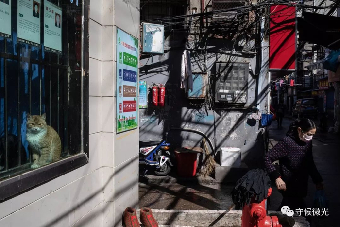 　　2月16日，湖北省武汉市，民生社区花楼街，趁着晴天，不少小区的居民都走出家门，或是采购物资，或是晒晒太阳。中国青年报&nbsp;李隽辉/摄