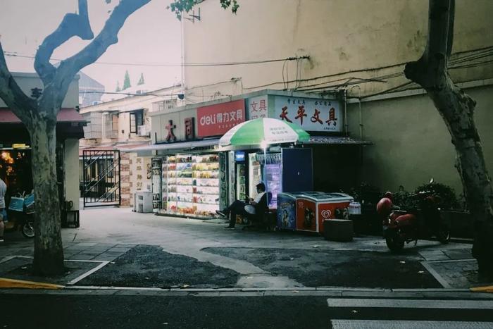 有多少路边小店，没挨过这个春天