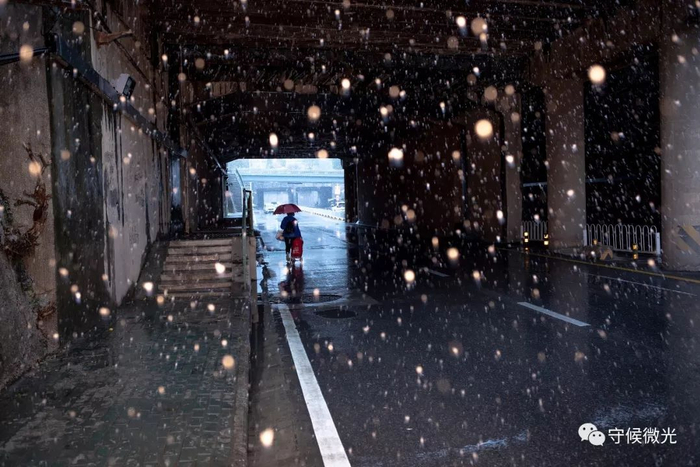 2月15日，湖北省武汉市武昌区，武昌站铁路桥洞下，一名行人拖着行李通过。中国青年报&nbsp;李隽辉/摄