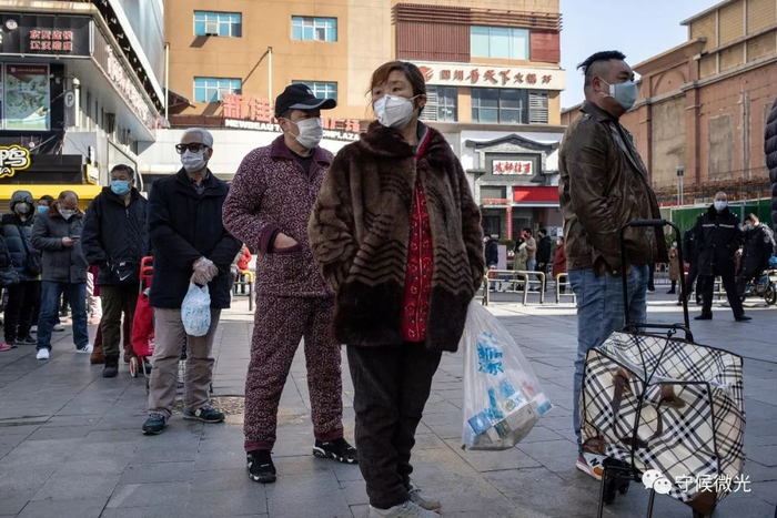 　　2月16日，湖北省武汉市，江汉路的一家超市门前，市民排起了长队。据超市张贴的通知，顾客需分批次进入，每半小时进入30个人。中国青年报&nbsp;李隽辉/摄