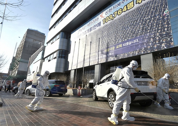 在新天地教会外进行消毒