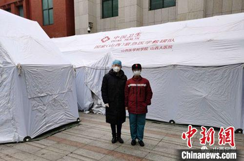 王蔚与队员一同奋战在方舱医院。　民盟山西省委宣传部供图 