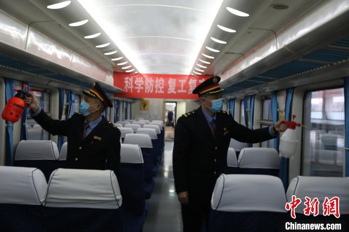 列车工作人员正在消毒。杨东供图