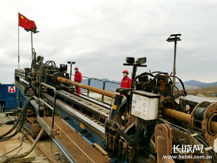 “渤海能克”穿越钻杆回拖管线作业。 王峰 摄