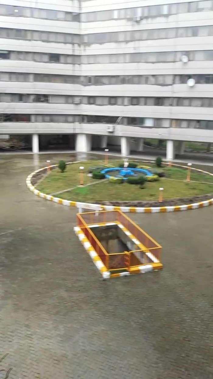 米拉德所在的小区楼下，原本工作日人来人往的花园空无一人 采访对象供图