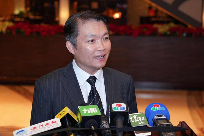 图片为澳门特区政府经济财政司司长李伟农接受采访