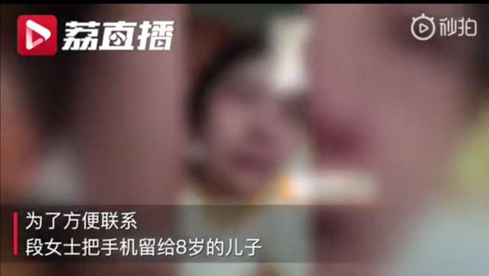 “父母被隔离，8岁男孩刷爆信用卡”：孩子不懂钱，是一个家庭的悲剧