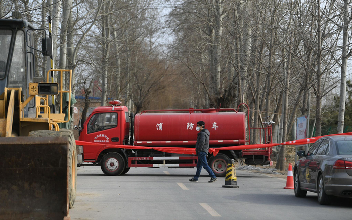 被堵住的村口。新京报记者 王颖 摄