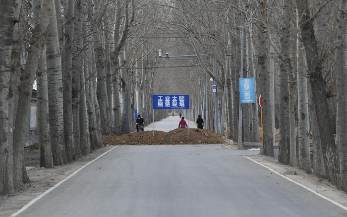 黄土堵上的路口。新京报记者 王颖 摄