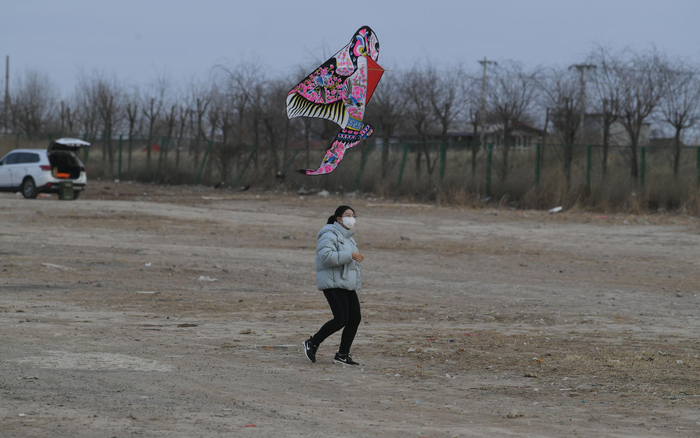 戴口罩放风筝的人。新京报记者 王颖 摄
