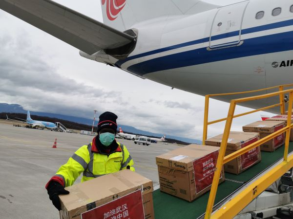 2月1日，瑞士中资企业协会捐赠的首批疫情防控物资在日内瓦机场装运。（陈俊侠 摄）