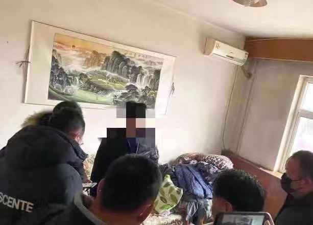 两名销售假口罩的嫌疑人被警方在暂住地抓获。受访者供图