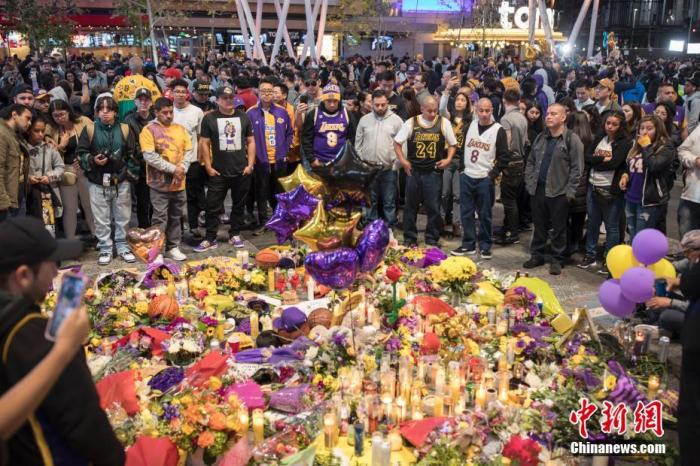 　　当地时间1月27日，球迷在NBA洛杉矶湖人队主场斯台普斯中心旁边的广场上悼念科比·布莱恩特。中新社记者 刘关关 摄