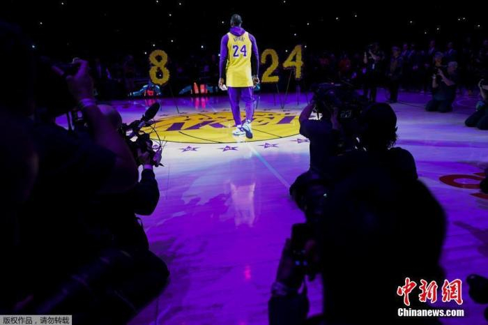 　　当地时间2月1日，洛杉矶湖人队迎来了科比离世后的首场比赛，球队在赛前以一场追悼仪式纪念传奇。詹姆斯在致辞时不禁流泪，他坦言会“永不遗忘”。
