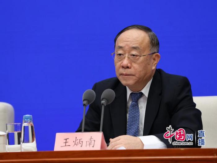 图：王炳南介绍生活必需品保供情况 图源：中国网