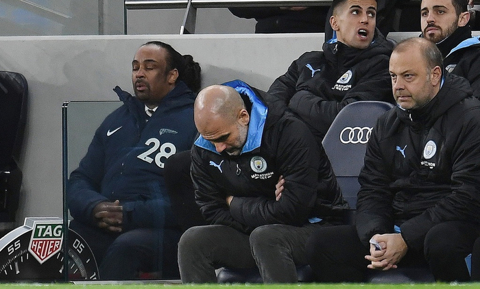  瓜迪奥拉低头无语。