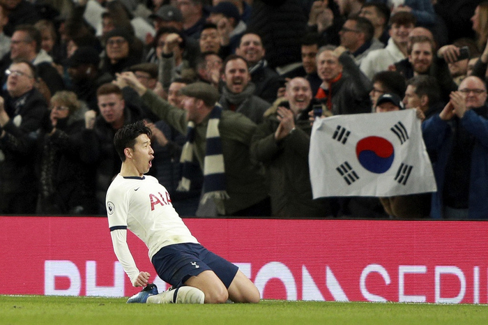  孙兴慜滑跪庆祝。