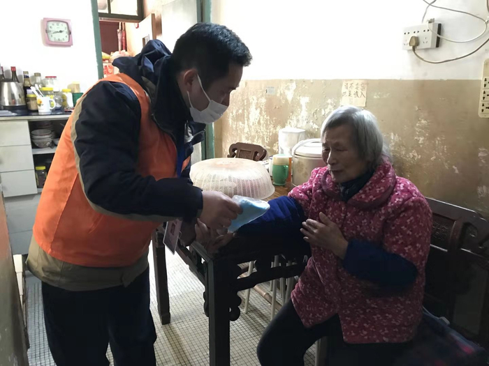 刘苗（左）