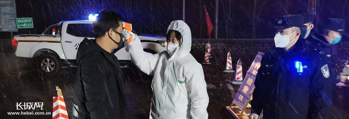 日夜奔忙在疫情防控阻击战中的广大公安民警。河北省公安厅供图