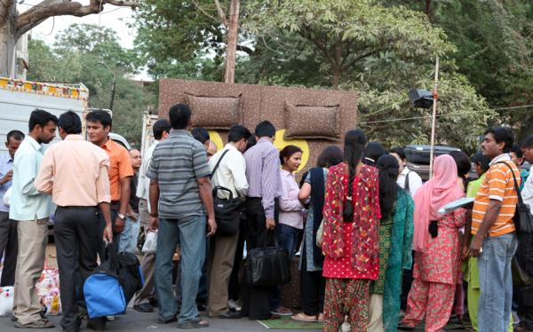 艺术小组T&T在印度进行“PUT-IT-ON”系列项目