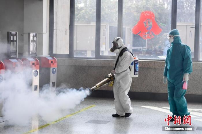 资料图：志愿者对验票口消毒。杨华峰 摄