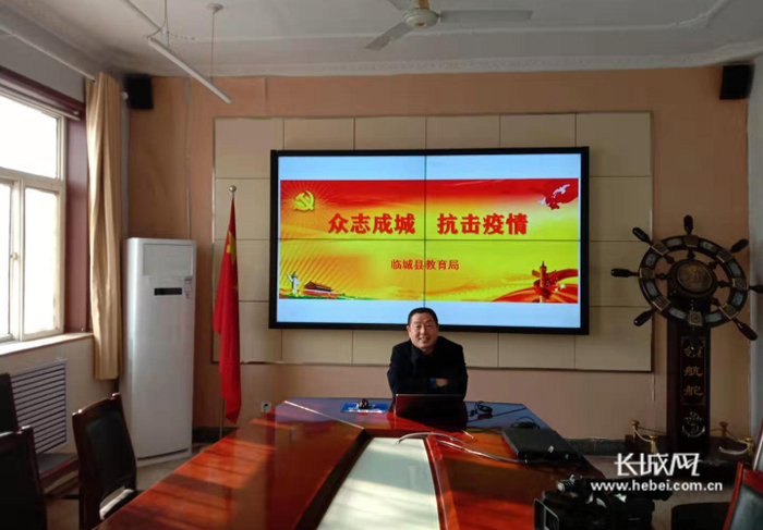 邢台市临城县第二中学原校长王贵书录制“我和你在一起”心理视频课。岳华供图