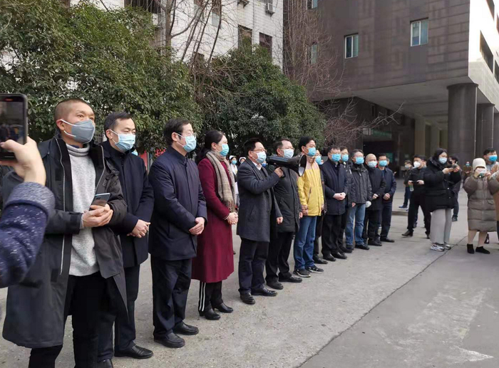 湘雅二医院领导送别出征武汉同事 。澎湃新闻记者 谭君 图