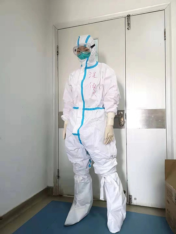 汪俊穿着厚厚的防护服。 本文图均为 受访者供图（除署名外）