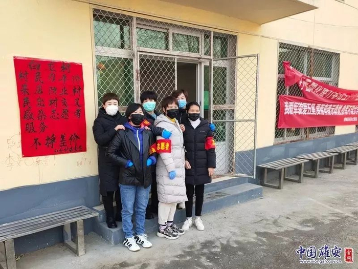 雄安新区容城县容城镇白龙村“爱心平价菜店”志愿者合影。容城县委宣传部供图