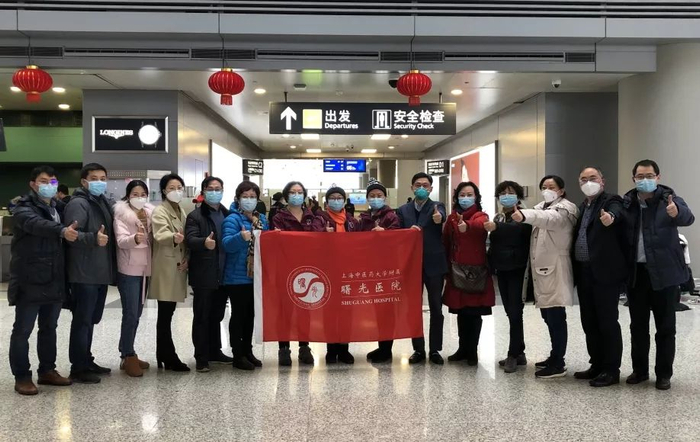 △曙光医院党委书记马俊坚、副院长冯煜、副院长竺炯等前往虹桥机场，为3位医疗支援队员送行