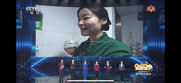 汪俊接受媒体采访的画面登上春晚背景墙。&nbsp; 央视截图