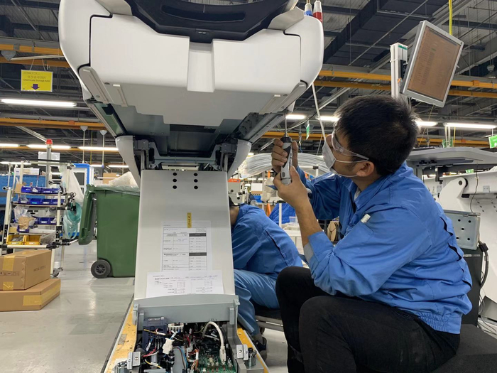 工作人员加班加点生产测试CT设备。受访者供图