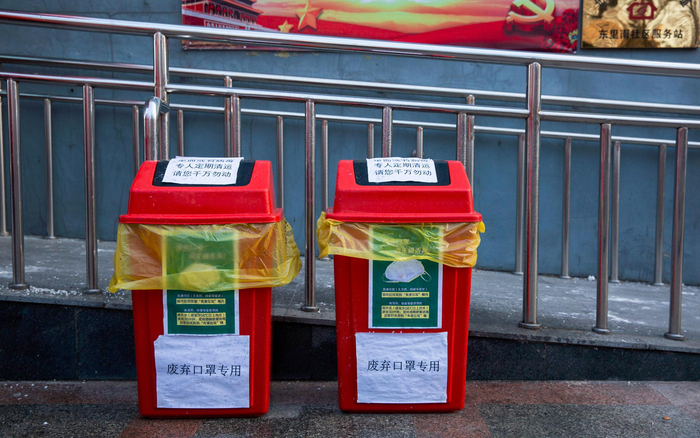 双榆树东里南社区内设置的废弃口罩回收垃圾桶。新京报记者 李凯祥 摄