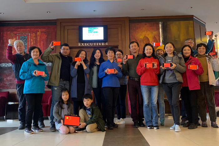 戴黄色帽子的是薛淇元