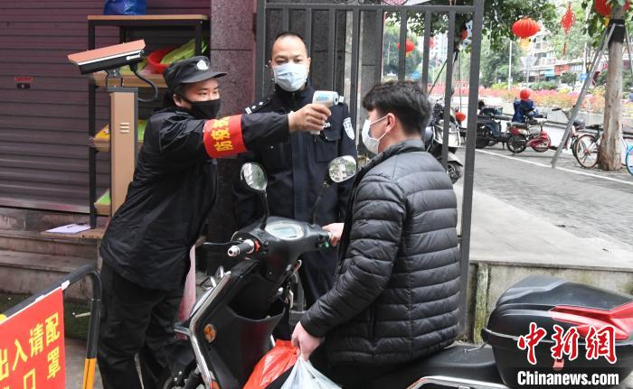 福州社区工作人员为进入小区的人员测量体温。　记者 刘可耕 摄