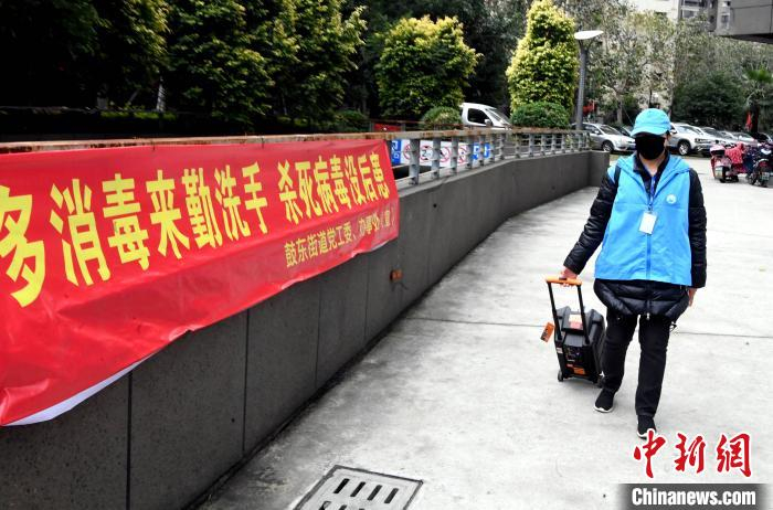 福州市社区工作人员在小区用便携式音响播放防疫宣传。　记者 刘可耕 摄