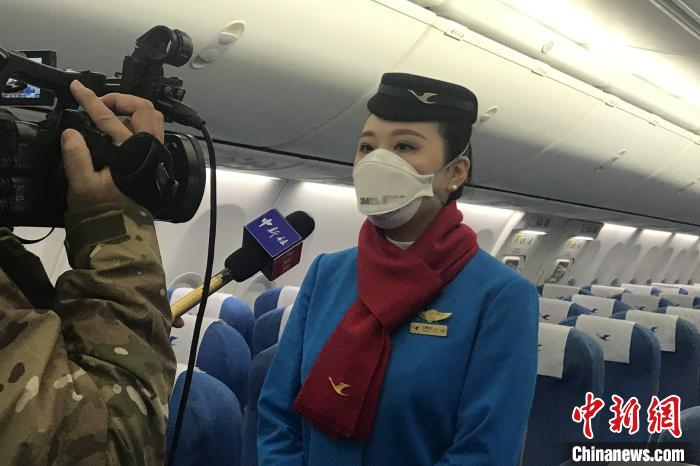 机组乘务人员接受中新社记者采访。　杨培晓 摄