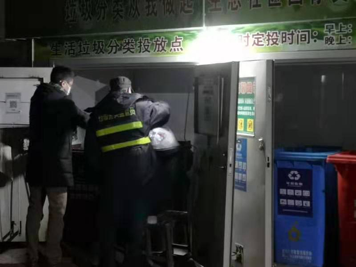 2月3日晚，老梁在检查垃圾分类情况
