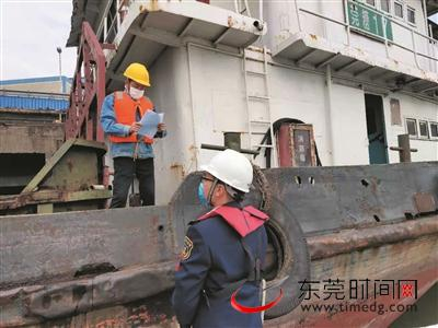 郑庆辉向电煤运输船员派发防疫安全提醒 通讯员 肖敏 摄