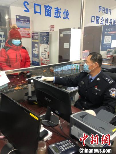 刘凌航岳父任学东为群众办理业务 警方供图