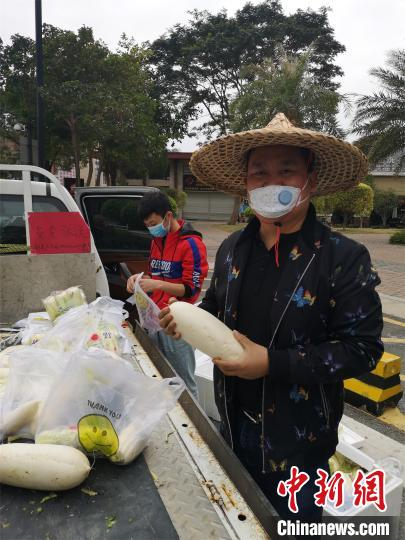 图为“石头哥”向惠城区内各大小区赠送蔬菜 刘曼瑶 摄