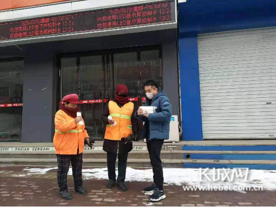 “口罩哥”白大鹏为环卫工人送口罩。通讯员 供图