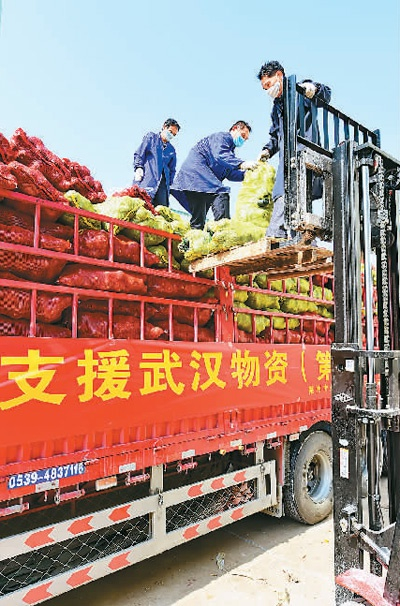 　　2月2日，江西省赣州市会昌县九州工业基地蔬菜储存仓库，工人在加紧装运第一批100吨小南瓜，用于驰援湖北武汉等地疫情防控前线的蔬菜市场。 　　朱海鹏摄（人民视觉）