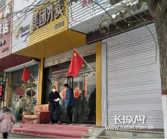 “口罩哥”白大鹏为美团骑手送口罩。通讯员 供图