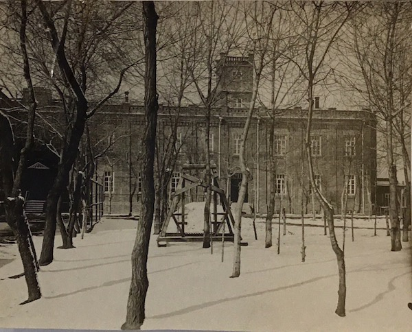 伍连德赠温斯洛哈尔滨东三省防疫处照片（耶鲁大学斯特林图书馆藏）