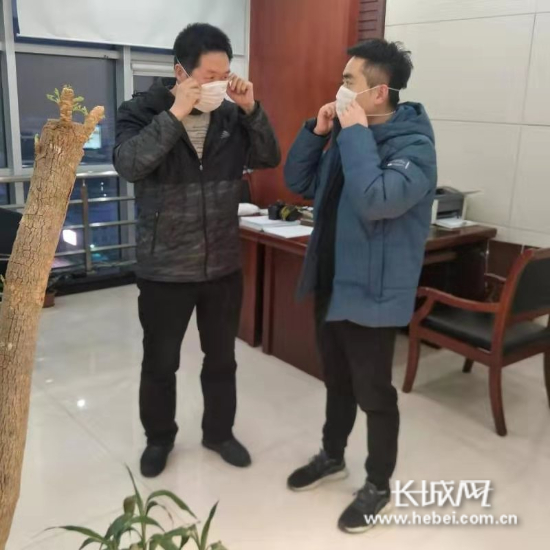 口罩哥”白大鹏为大家示范口罩的正确佩戴方法。通讯员 供图