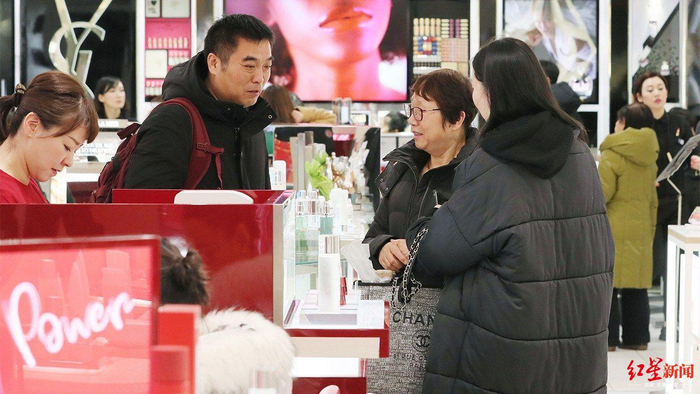  ↑今年这个春节假期，日本东京的高档商场里中国游客的数量较往年大幅减少。（图据Nippon.com）