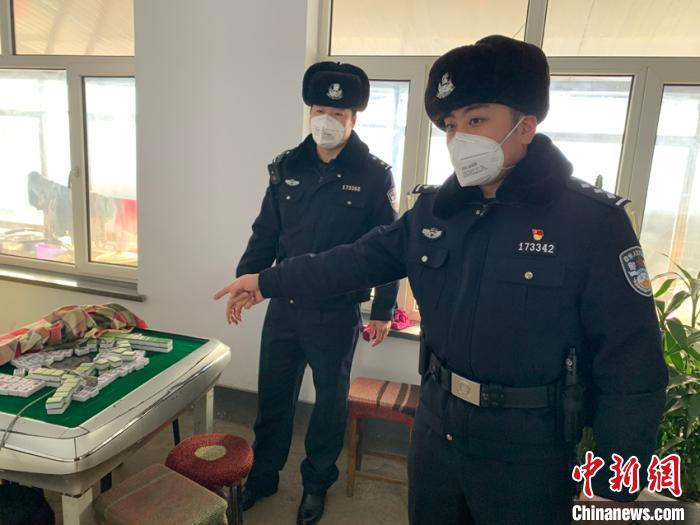 刘凌航(右)清查人员聚集场所 警方供图