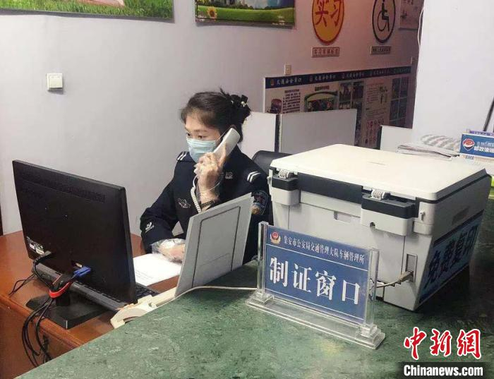 刘凌航妻子任家琪在工作岗位上办公 警方供图