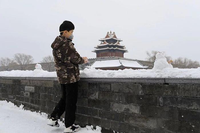 雪后天安门广场游客留言：“中国加油”“武汉加油”